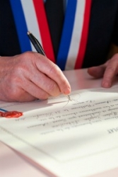 Signature maire - Crédit photo : &copy; Christophe Fouquin - Fotolia.com